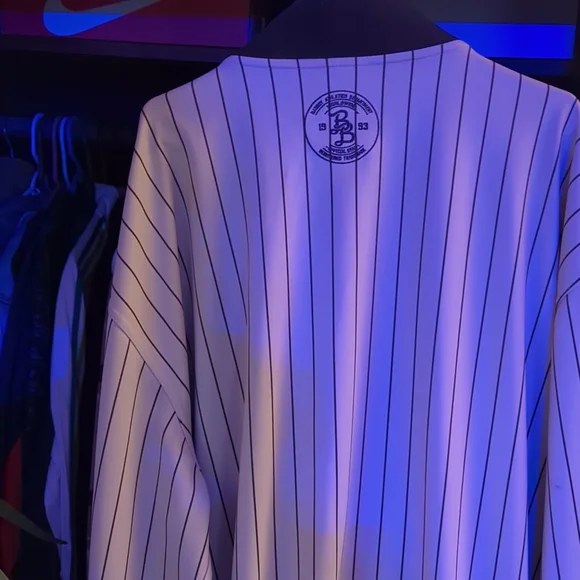 A baseball jacket - Picture 2 of 4